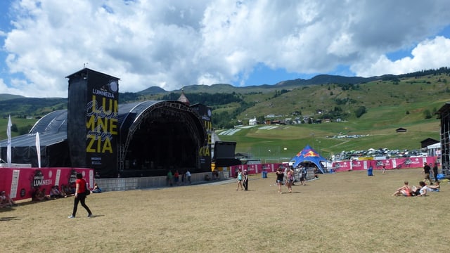 Igl areal davant la tribuna è anc vit. Igl areal davant la tribuna è anc vit.