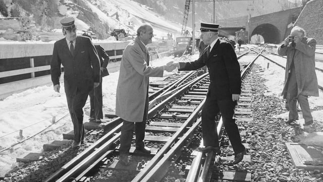 Mann auf Bahngleis schüttelt Hände. Mann auf Bahngleis schüttelt Hände.