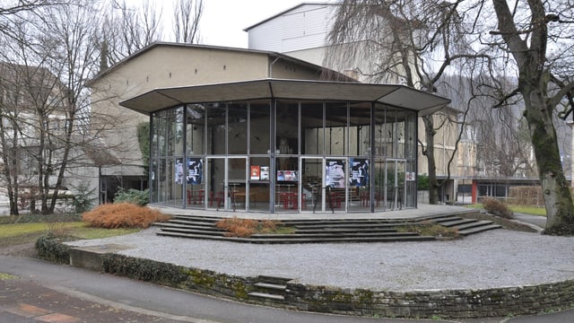Gebäude mit Glasanbau. Gebäude mit Glasanbau.