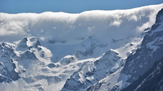 Eine Wolkenwand lag am Samstag über den Bergen südlich von Engelberg. Eine Wolkenwand lag am Samstag über den Bergen südlich von Engelberg.