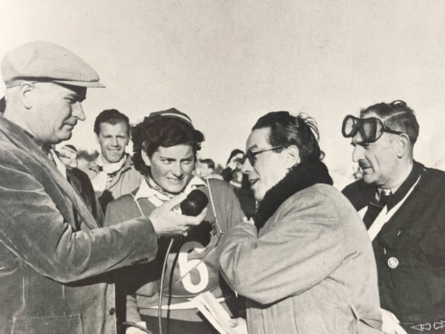 Schwarz-weiss Foto mit vier Menschen und einem Radiomikrofon Schwarz-weiss Foto mit vier Menschen und einem Radiomikrofon