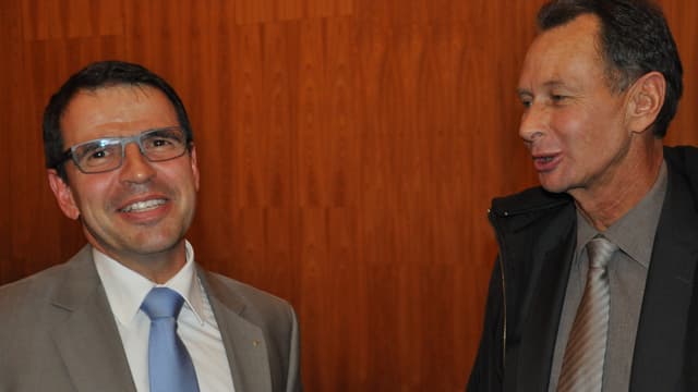 Matthias Jauslin nimmt strahlend die Gratulationen von Phillip Müller entgegen. Beide tragen eine Kravatte. Matthias Jauslin nimmt strahlend die Gratulationen von Phillip Müller entgegen. Beide tragen eine Kravatte.