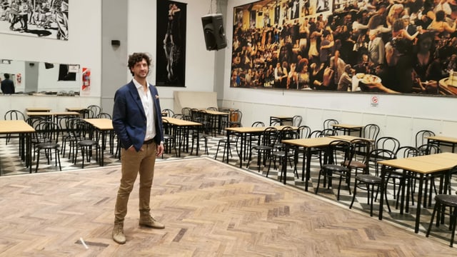 Tango-Tänzer in leerem Tanzsaal Tango-Tänzer in leerem Tanzsaal