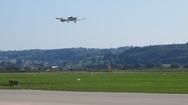 Propellermaschine beim Anflug auf die Landepiste. Propellermaschine beim Anflug auf die Landepiste.