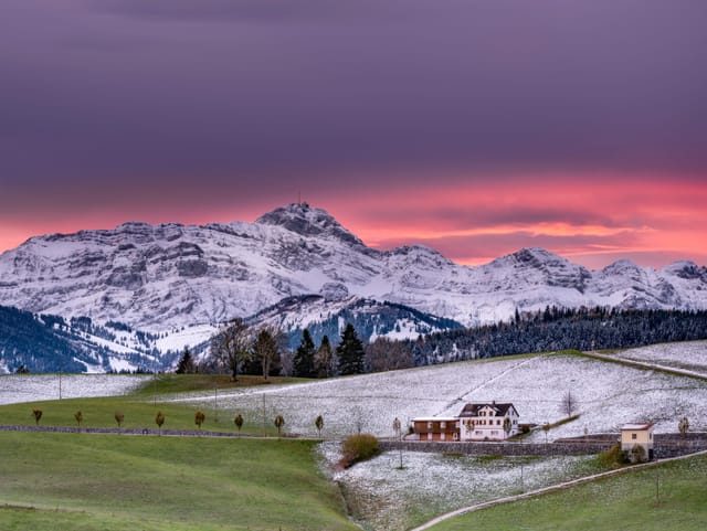 Verschneite Bergkette im Morgenrot.