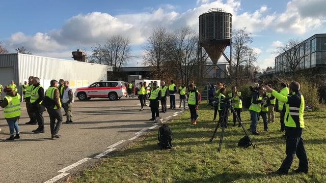 Viele Medienleute mit gelben Westen stehen rum Viele Medienleute mit gelben Westen stehen rum