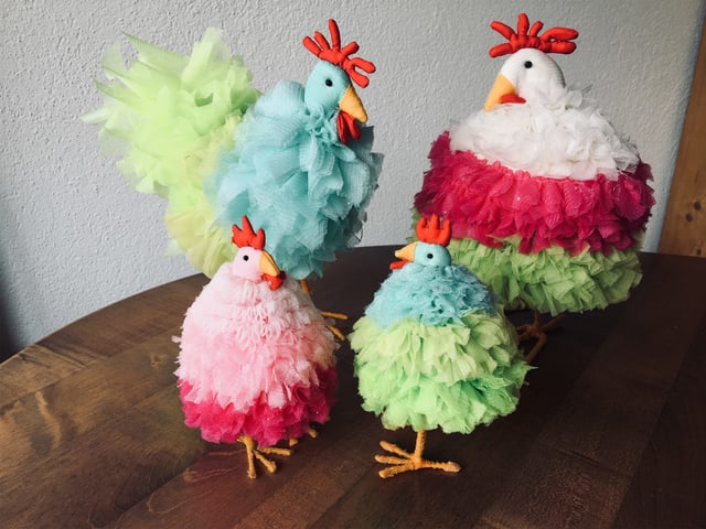 Hühner-Familie aus Stoff gebastelt.