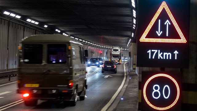 Autos in einem Strassentunnel. Autos in einem Strassentunnel.