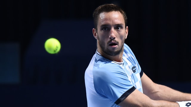 Viktor Troicki fokussiert vor einer Rückhand den Ball. Viktor Troicki fokussiert vor einer Rückhand den Ball.