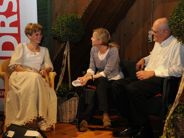 Zum 20-Jahr-Jubiläum reiste die Schnabelweid 2011 durch die Schweiz. Die abwechslungsreichen Livesendungen zwischen Mundartkultur, Hintergrundgesprächen und Worterklärungen fanden ein grosses Publikum. Livesendungen sind bis heute Bestandteil der Schnabelweid geblieben. Bild aus Sumiswald: Die Sumiswalder Bäuerin Ruth Käser, Moderatorin Anita Richner und Redaktor Christian Schmid. Zum 20-Jahr-Jubiläum reiste die Schnabelweid 2011 durch die Schweiz. Die abwechslungsreichen Livesendungen zwischen Mundartkultur, Hintergrundgesprächen und Worterklärungen fanden ein grosses Publikum. Livesendungen sind bis heute Bestandteil der Schnabelweid geblieben. Bild aus Sumiswald: Die Sumiswalder Bäuerin Ruth Käser, Moderatorin Anita Richner und Redaktor Christian Schmid.