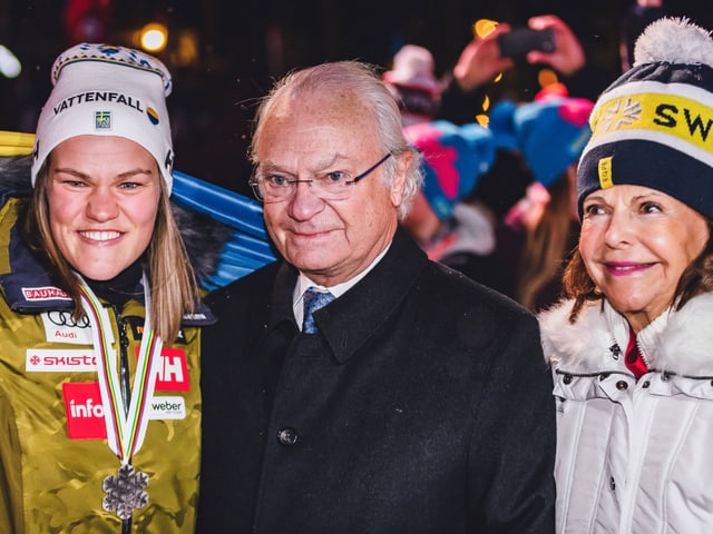 Anna Swenn-Larsson lächelt neben dem Königspaar mit dem Silber um den Hals in die Kameras. Anna Swenn-Larsson lächelt neben dem Königspaar mit dem Silber um den Hals in die Kameras.