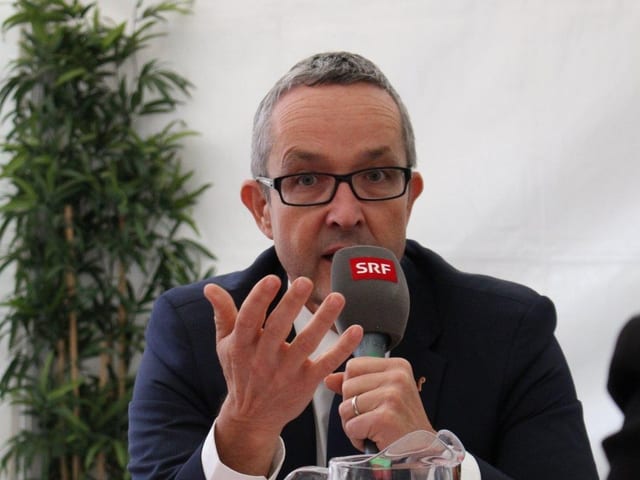 Thomas Weber mit SRF-Mikrofon