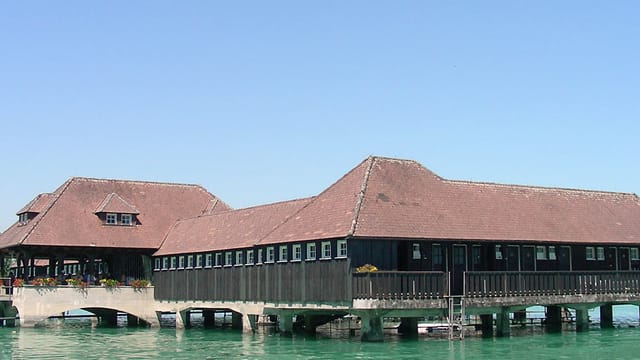 Ein in sich geschlossener Bau: Die historische Badhütte in Rorschach im Bodensee. Ein in sich geschlossener Bau: Die historische Badhütte in Rorschach im Bodensee.