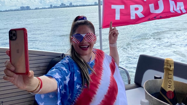 Araceli Villanueva auf einem Trump-Fan-Boot in Miami. Araceli Villanueva auf einem Trump-Fan-Boot in Miami.