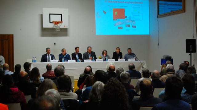 Versammlung, Publikum im Vordergrund, Rednertisch im Hintergrund Versammlung, Publikum im Vordergrund, Rednertisch im Hintergrund