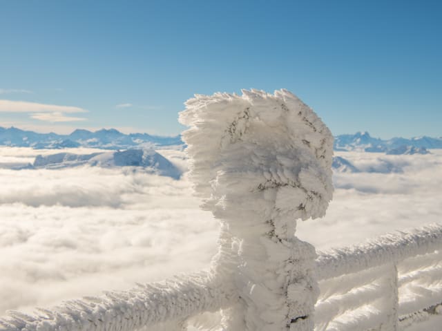 Ein Fernrohr ist in Eis eingehüllt.