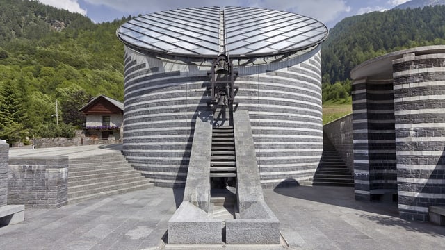 Eine kegelrunder, schwarz-weiss gestreifter Bau mit schrägem Dach. Eine kegelrunder, schwarz-weiss gestreifter Bau mit schrägem Dach.