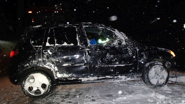 Demoliertes schwarzes Auto Demoliertes schwarzes Auto