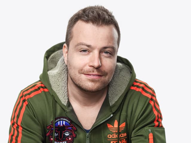 Moderiert jeden Freitag den Black Music Special auf SRF 3. Moderiert jeden Freitag den Black Music Special auf SRF 3.