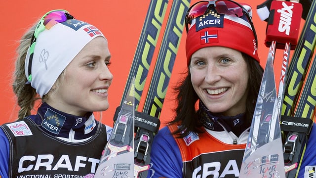 Johaug und Björgen lachend mit einer Trophäe in der Hand. Johaug und Björgen lachend mit einer Trophäe in der Hand.