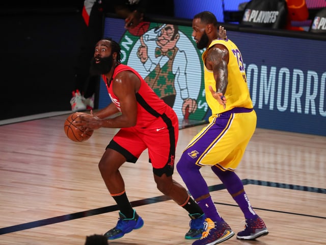 James Harden wird von LeBron James bedrängt. James Harden wird von LeBron James bedrängt.