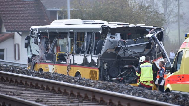 Unfall in Wiggen: Ein Lastwagen stiess mit einem Postauto zusammen. Unfall in Wiggen: Ein Lastwagen stiess mit einem Postauto zusammen.