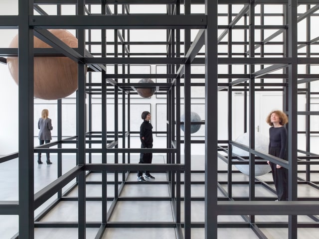 Besucherinnen durchschreiten die Installation von Alicja Kwade: LinienLand, 2018. Besucherinnen durchschreiten die Installation von Alicja Kwade: LinienLand, 2018.