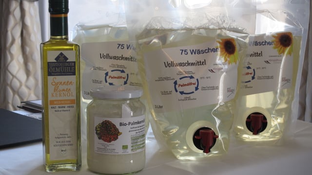 Das Waschmittel ohne Plamöl wird bei der Vorstellung in grossen Plastikbeuteln präsentiert. Das Waschmittel ohne Plamöl wird bei der Vorstellung in grossen Plastikbeuteln präsentiert.