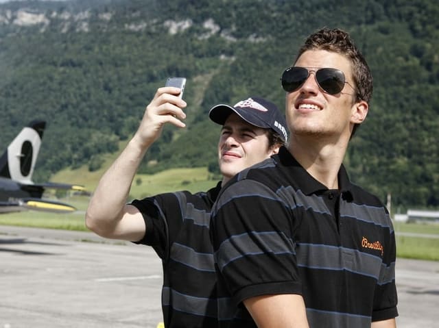 Der frischgebackene NHL-Spieler wird auch für Unternehmen immer interessanter. Hier ist er mit Raphael Diaz bei einem Shooting für eine Uhrenmarke im Sommer 2012.