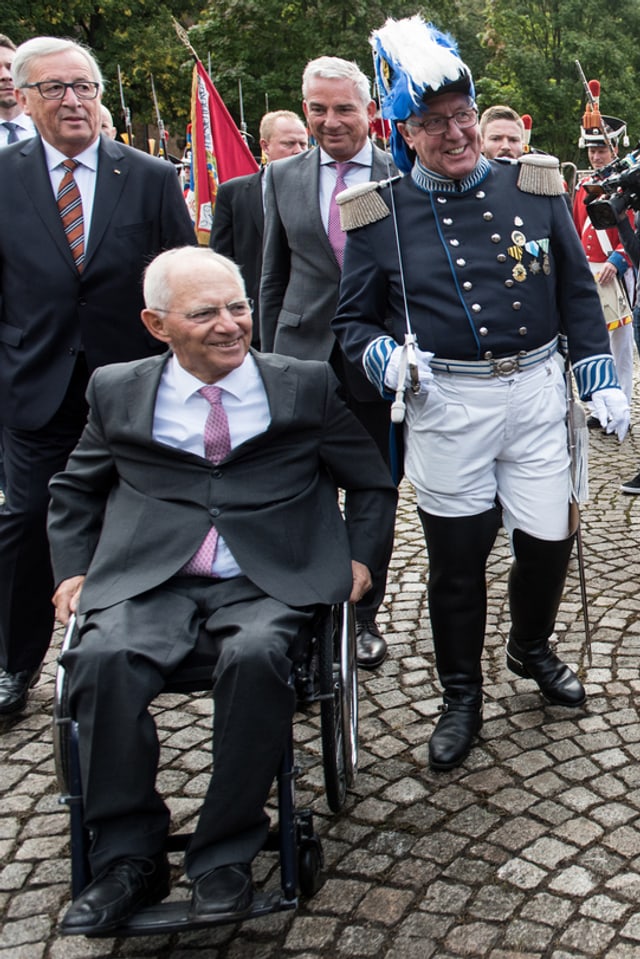 Wolfgang Schäuble im Rollstuhl an einer Feier. Wolfgang Schäuble im Rollstuhl an einer Feier.