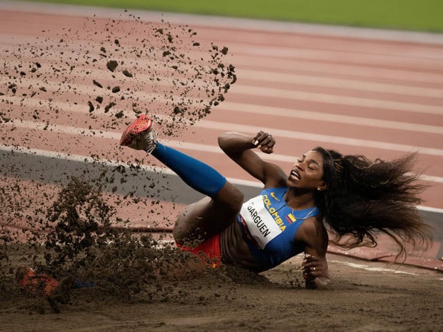 Catherine Ibarguen aus Kolumbien wirbelt während der Qualifikation der Frauen im Dreisprung mächtig Staub auf.