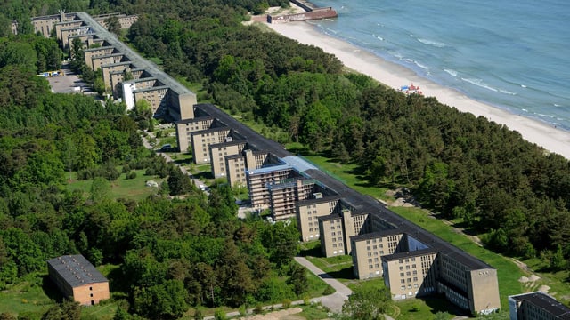 Blick auf einen langen Betonbau an der Meeresküste. Blick auf einen langen Betonbau an der Meeresküste.