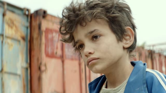 Ein kleiner Junge blickt wütend und traurig in die Kamera. Ein kleiner Junge blickt wütend und traurig in die Kamera.