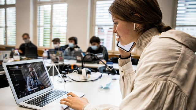 Schülerinnen und Schüler der Alten Kantonsschule Aarau tauschen sich im Rahmen der 2. Podcast-Staffel von «Hallo SRF!» mit Moderator Arthur Honegger aus. Schülerinnen und Schüler der Alten Kantonsschule Aarau tauschen sich im Rahmen der 2. Podcast-Staffel von «Hallo SRF!» mit Moderator Arthur Honegger aus.