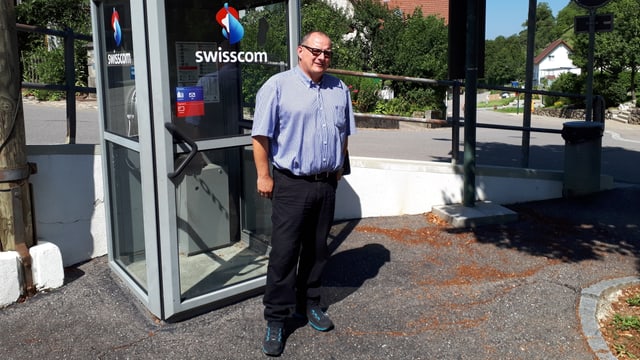 Rainer Feldmeier vor der Telefonkabine Rainer Feldmeier vor der Telefonkabine