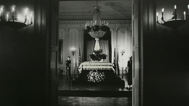 Der Sarg von Präsidenten John F. Kennedy im Ostsaal des Weissen Hauses am 23. November 1963, ein Tag nach seiner Ermordung. Der Sarg von Präsidenten John F. Kennedy im Ostsaal des Weissen Hauses am 23. November 1963, ein Tag nach seiner Ermordung.
