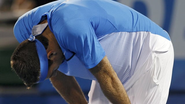 Juan Martin Del Potro stützt sich auf seine Beine auf. Juan Martin Del Potro stützt sich auf seine Beine auf.