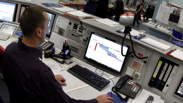Fluglotse bei der Arbeit Fluglotse bei der Arbeit