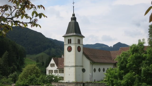 Kirche, dahinter Wald und Hügel. Kirche, dahinter Wald und Hügel.
