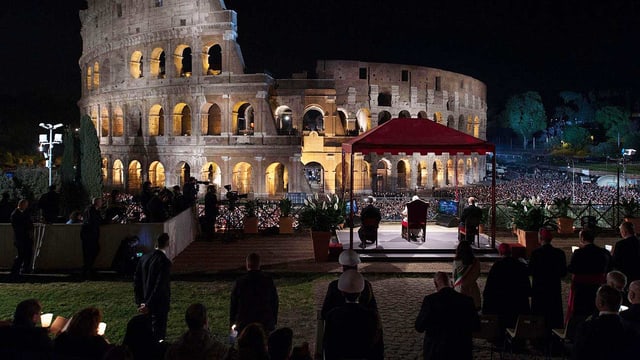 Papst vor Kolosseum Papst vor Kolosseum