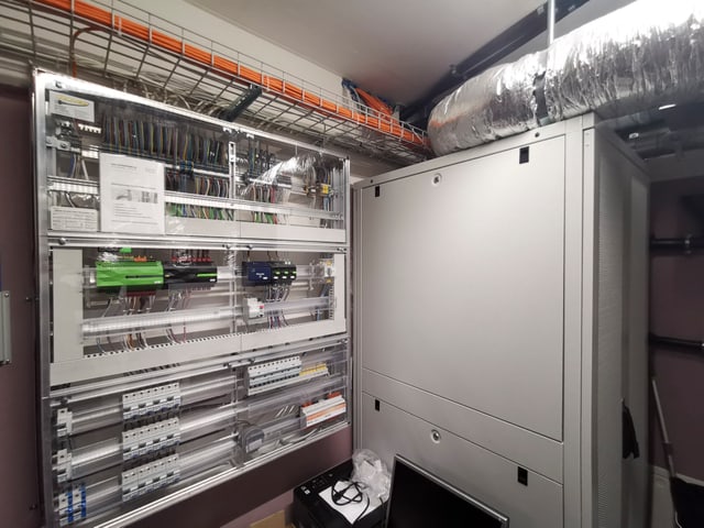 Ein grauer Kasten, Serverschrank. Ein grauer Kasten, Serverschrank.