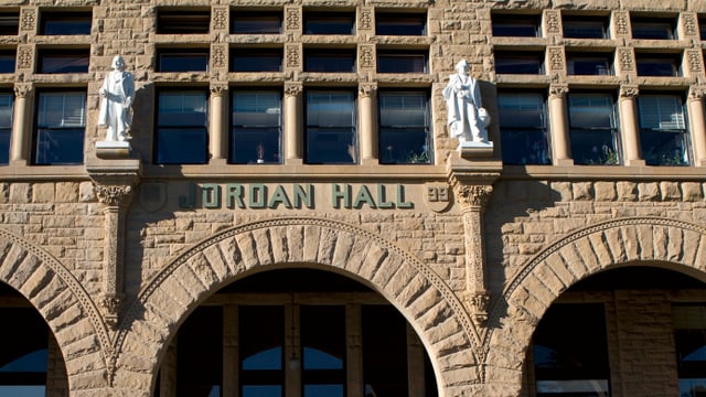 Eingang der Jordan Hall an der Stanford University Eingang der Jordan Hall an der Stanford University
