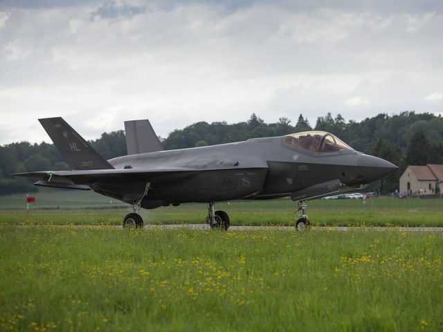 Ein Kampfjet des Typs F35-A hebt von einer Landebahn ab. Ein Kampfjet des Typs F35-A hebt von einer Landebahn ab.