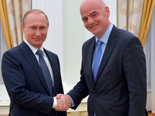 Wladimir Putin und Gianni Infantino schütteln sich im Kreml die Hände. Wladimir Putin und Gianni Infantino schütteln sich im Kreml die Hände.