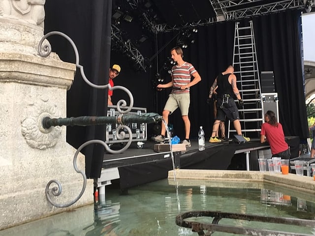 Bühne die über einen Brunnen gebaut wird Bühne die über einen Brunnen gebaut wird