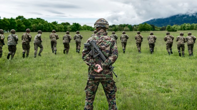 Infanterie-Rekruten absolvieren eine Übung unter Aufsicht ihres Vorgesetzten. Infanterie-Rekruten absolvieren eine Übung unter Aufsicht ihres Vorgesetzten.