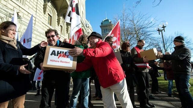 Gewerkschaftsmitglieder mit einer Kiste Unterschriften der «AHVplus»-Initiative vor der Bundeskanzlei Gewerkschaftsmitglieder mit einer Kiste Unterschriften der «AHVplus»-Initiative vor der Bundeskanzlei