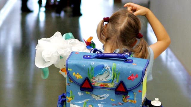 Mädchen mit Schulrucksack in einem Gang. Mädchen mit Schulrucksack in einem Gang.