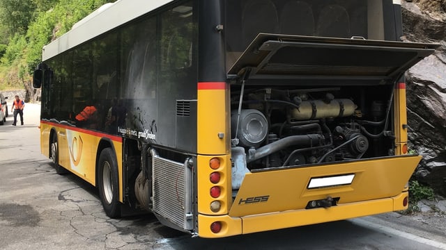 Das brennende Postauto konnte schnell gelöscht werden. Das brennende Postauto konnte schnell gelöscht werden.