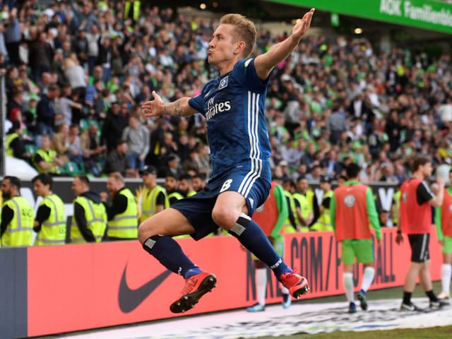 Lewis Holtby jubelt vor der Fankurve Lewis Holtby jubelt vor der Fankurve